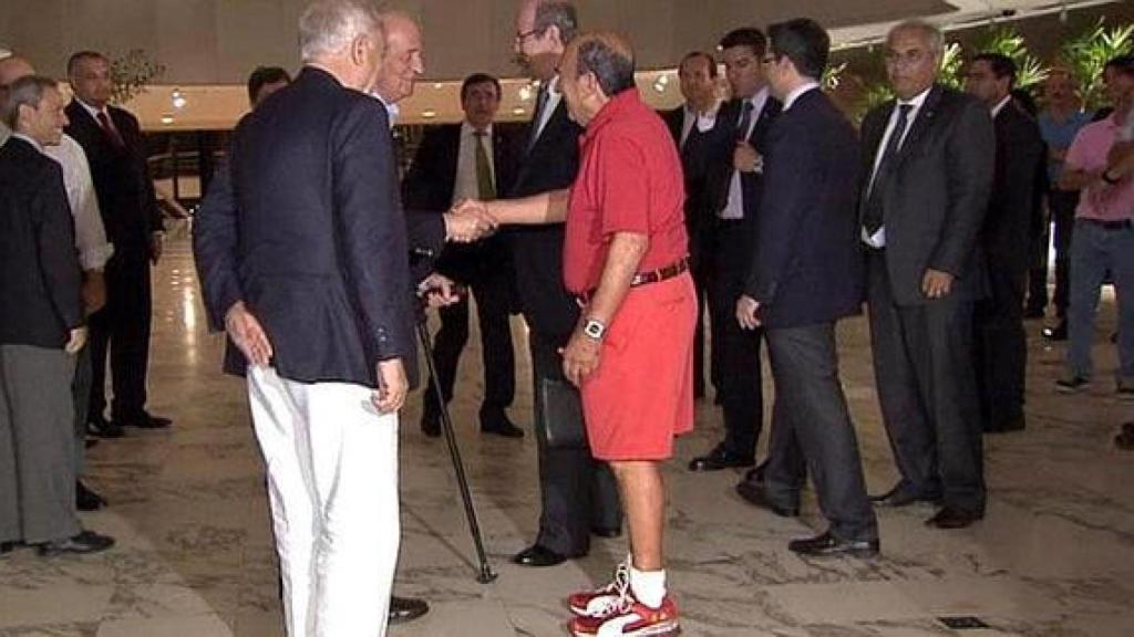 Emilio Botín saluda a Juan Carlos I en bermudas.