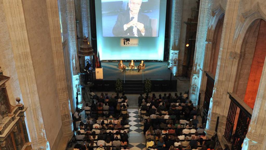 Algunos encuentros del Hay Festival se celebran en el campus de  IE University en Segovia, en el Convento de Santa Cruz la Real, del siglo XIII.