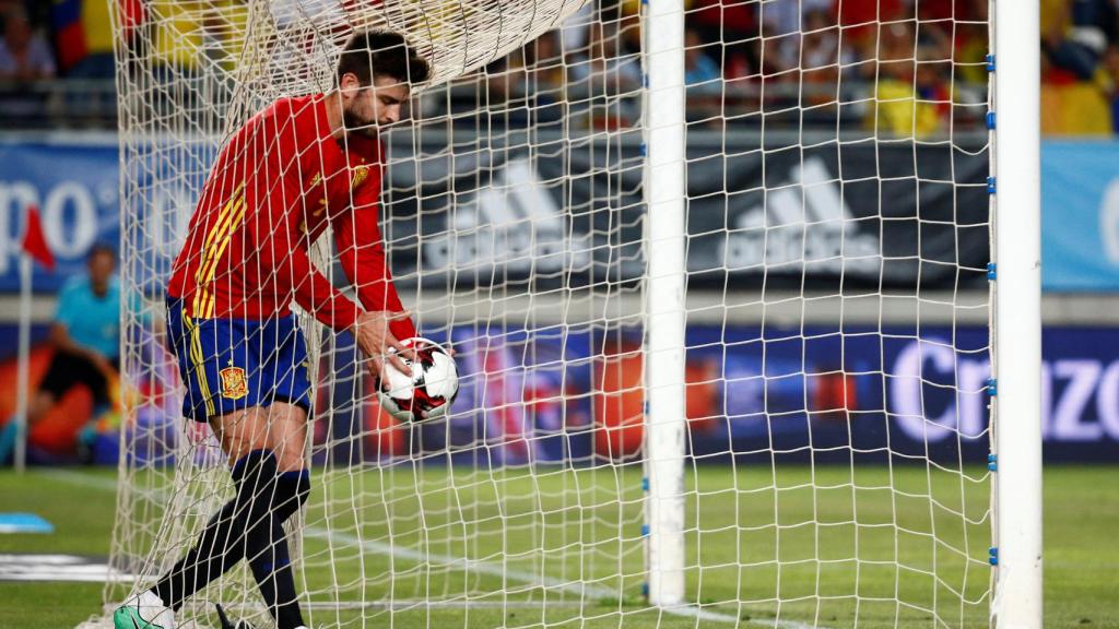 Piqué recoge el balón tras el primer gol colombiano.