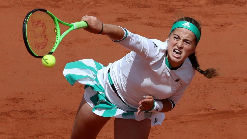 Ostapenko, sacando durante su estreno en Roland Garros.