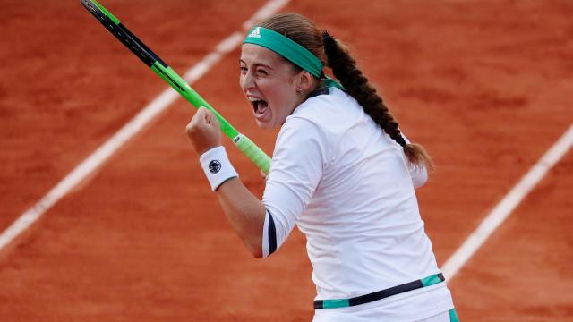 Ostapenko, celebrando su victoria ante Wozniacki.