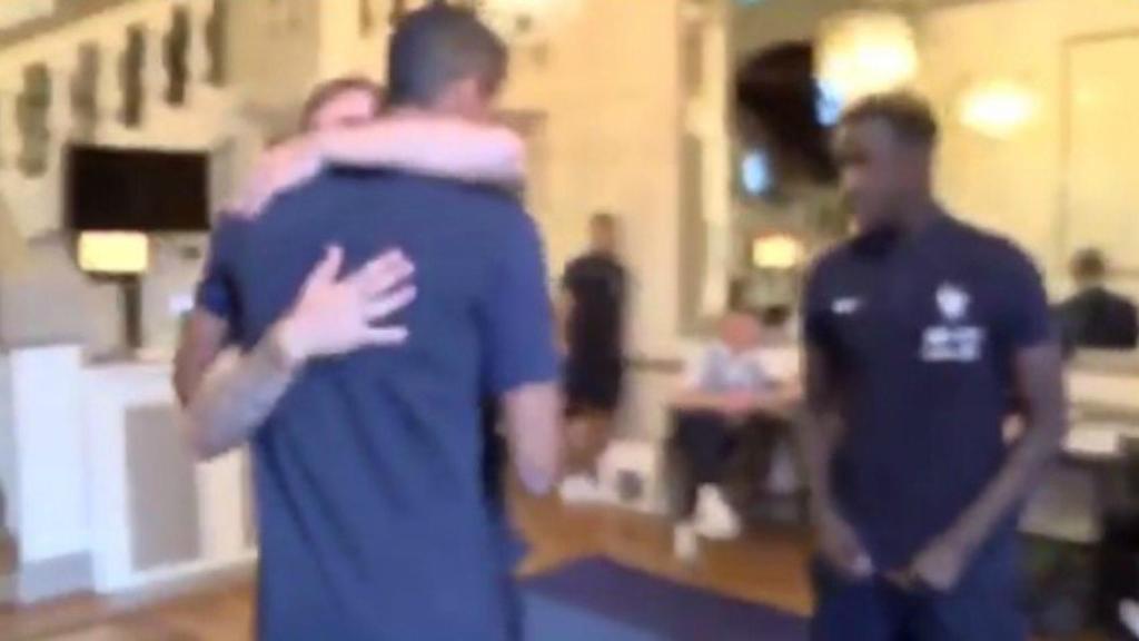 Saludo entre Griezmann y Varane