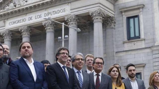 De izquierda a derecha, Lluís Llach, Oriol Junqueras, Carles Puigdemont, Francesc Homs, Artur Mas y Marta Pascal, ante el Congreso de los Diputados.