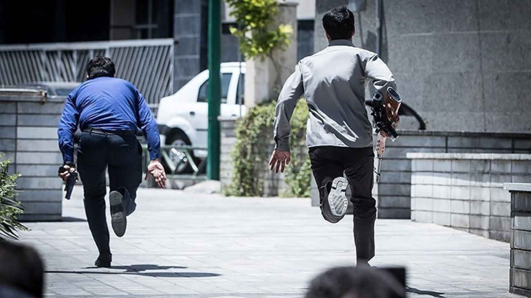 Dos agentes de las fuerzas de seguridad iraníes en las cercanías del Parlamento