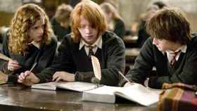 Hermione, Ron y Harry hincando los codos