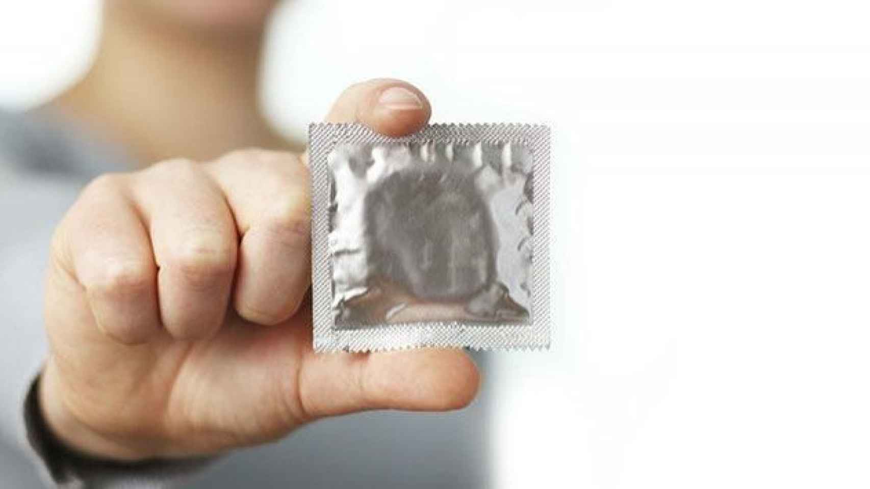 Mujer con preservativo