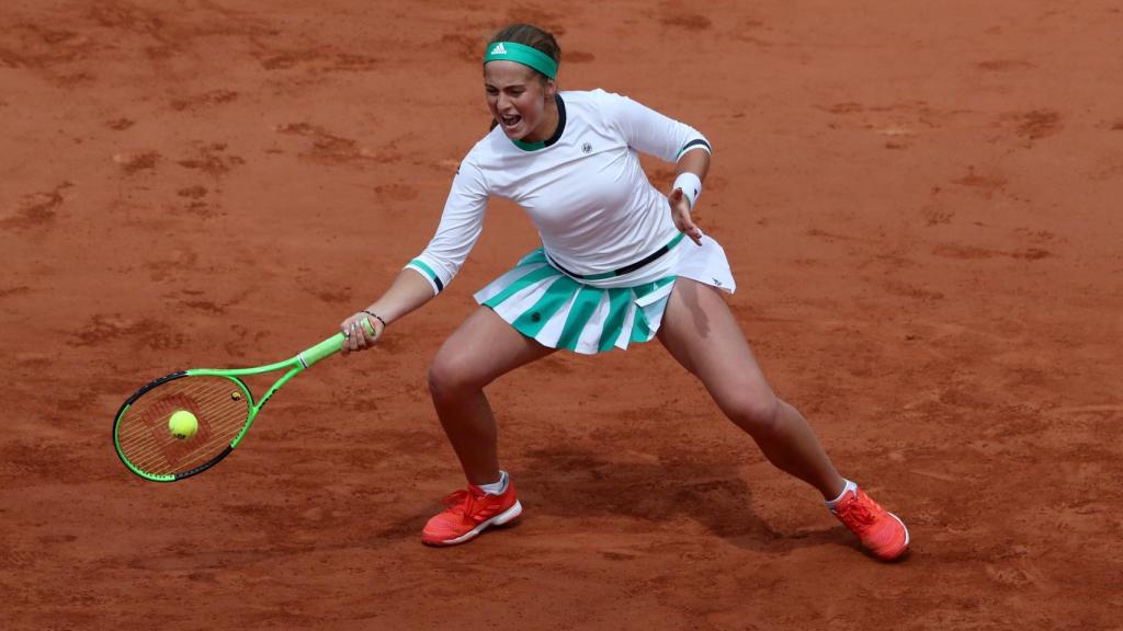 Ostapenko, golpeando una derecha en Roland Garros.