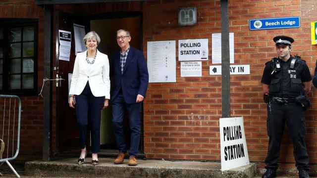 Theresa May acude a votar en la jornada electoral.