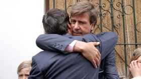 Abrazo entre Francisco Rivera y Cayetano Martínez de Irujo.