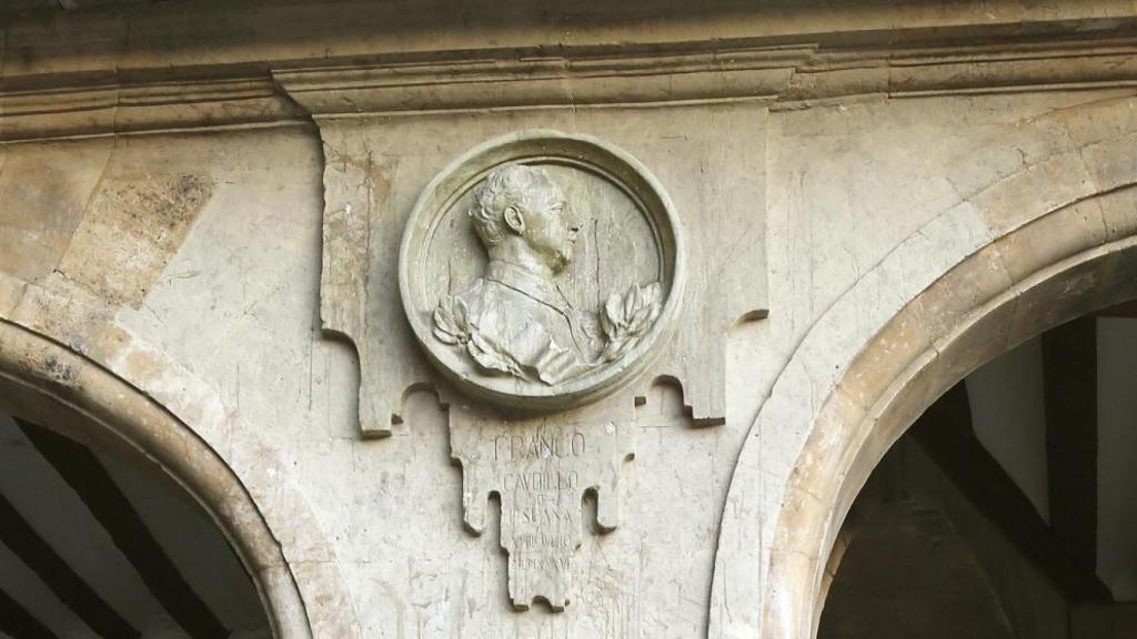 El medallón de Franco en la Plaza Mayor de Salamanca.