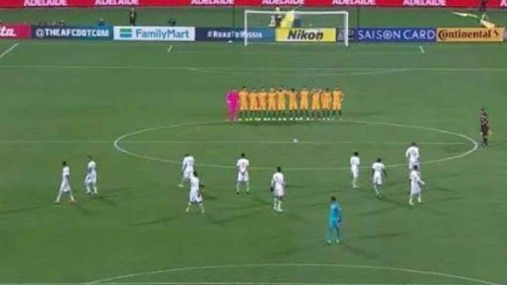 Minuto de silencio antes del partido entre Australia y Arabia Saudí.