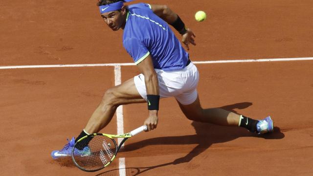 Nadal, devolviendo una bola en Roland Garros.