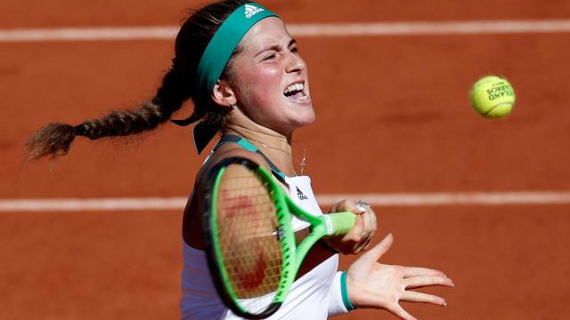 Ostapenko, golpeando una derecha en las semifinales de Roland Garros.