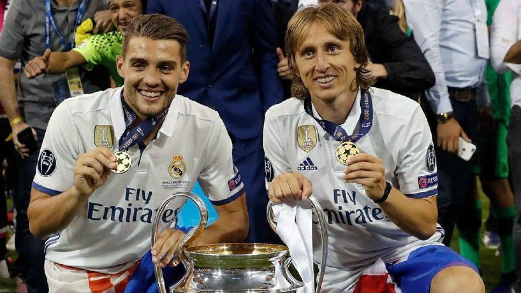 Kovacic y Modric, posando con la medalla y la Copa de Europa