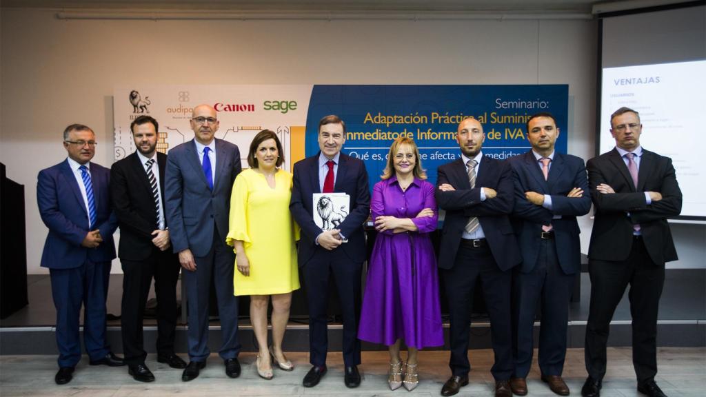 Foto de familia. De izquierda a derecha: John Müller, Adjunto al Director de EL ESPAÑOL; Manuel Márquez, Business Developer de Canon; Jaume Llonch, Gerente de Inology; Cecilia Cornejo, Experta en SII de Sage; Pedro J. Ramírez, Director de EL ESPAÑOL; Núria Santandreu, Socia Directora de Audipasa; Javier Jiménez, Business Development Manager EM Europe, Passionate Sales enablement & Sales Strategy de Sage; Juan Antonio de Audipasa, César Moreno, Business Developer de Canon.