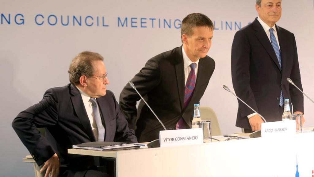 Constâncio, Draghi y el jefe del Banco de Estonia, durante la rueda de prensa del BCE