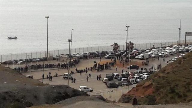 Colas en el paso fronterizo de Ceuta mientras estuvo cerrado el puesto fronterizo de Tarajal II en mayo.