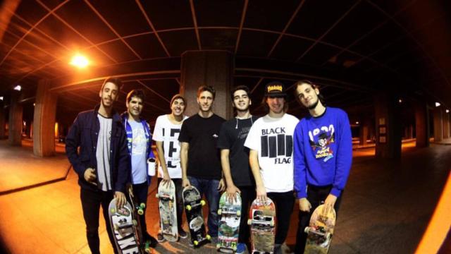 Ignacio Echeverría, segundo por la derecha, con sus amigos skater de Londres