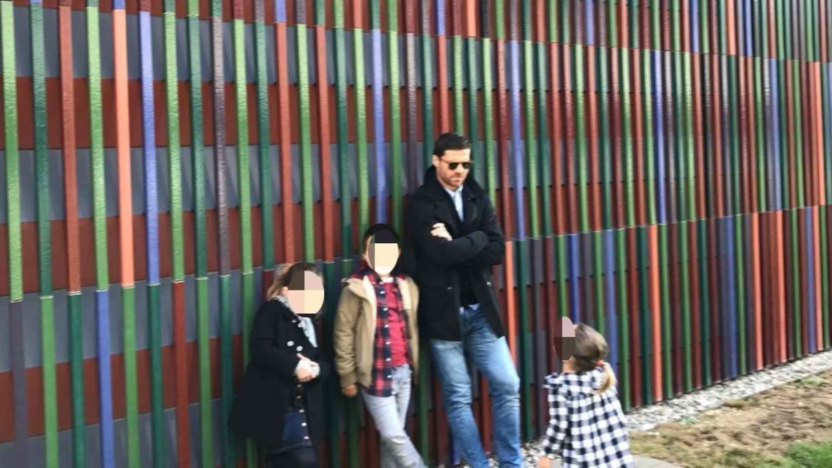 Xabi Alonso junto a sus hijos.