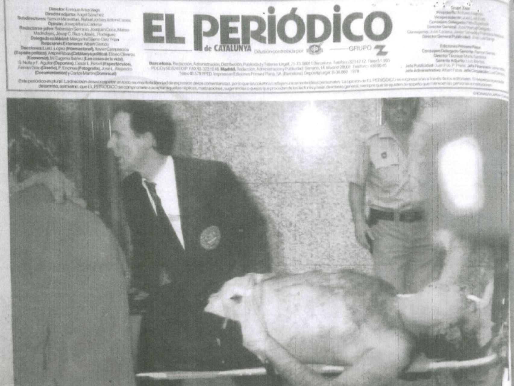 Contraportada de El Periódico de Catalunya; en traje y al fondo, Pedro Ortega.