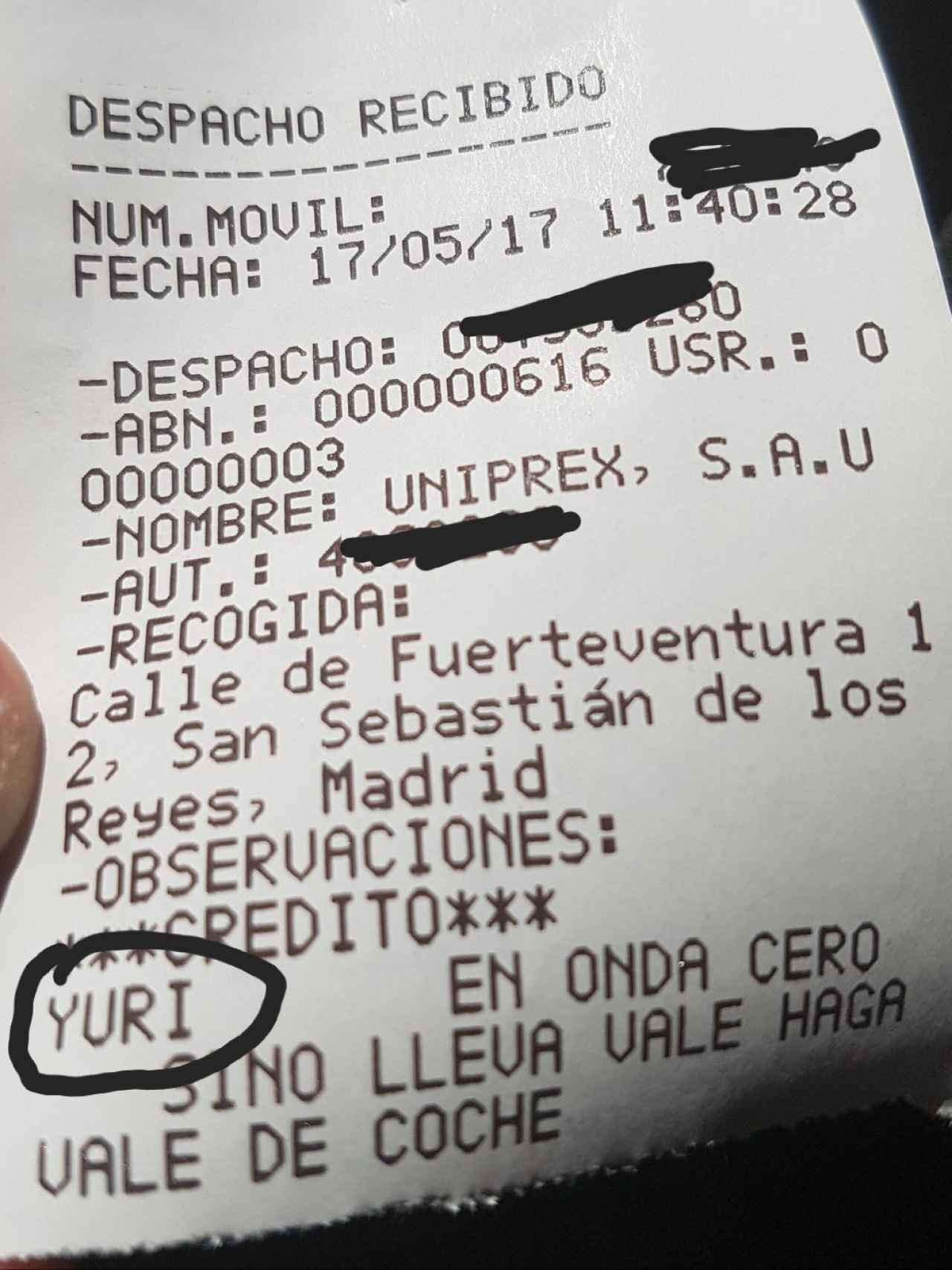 El Peseto loco muestra un ticket de taxi a nombre de Yuri Fernández, portavoz de Uber España,