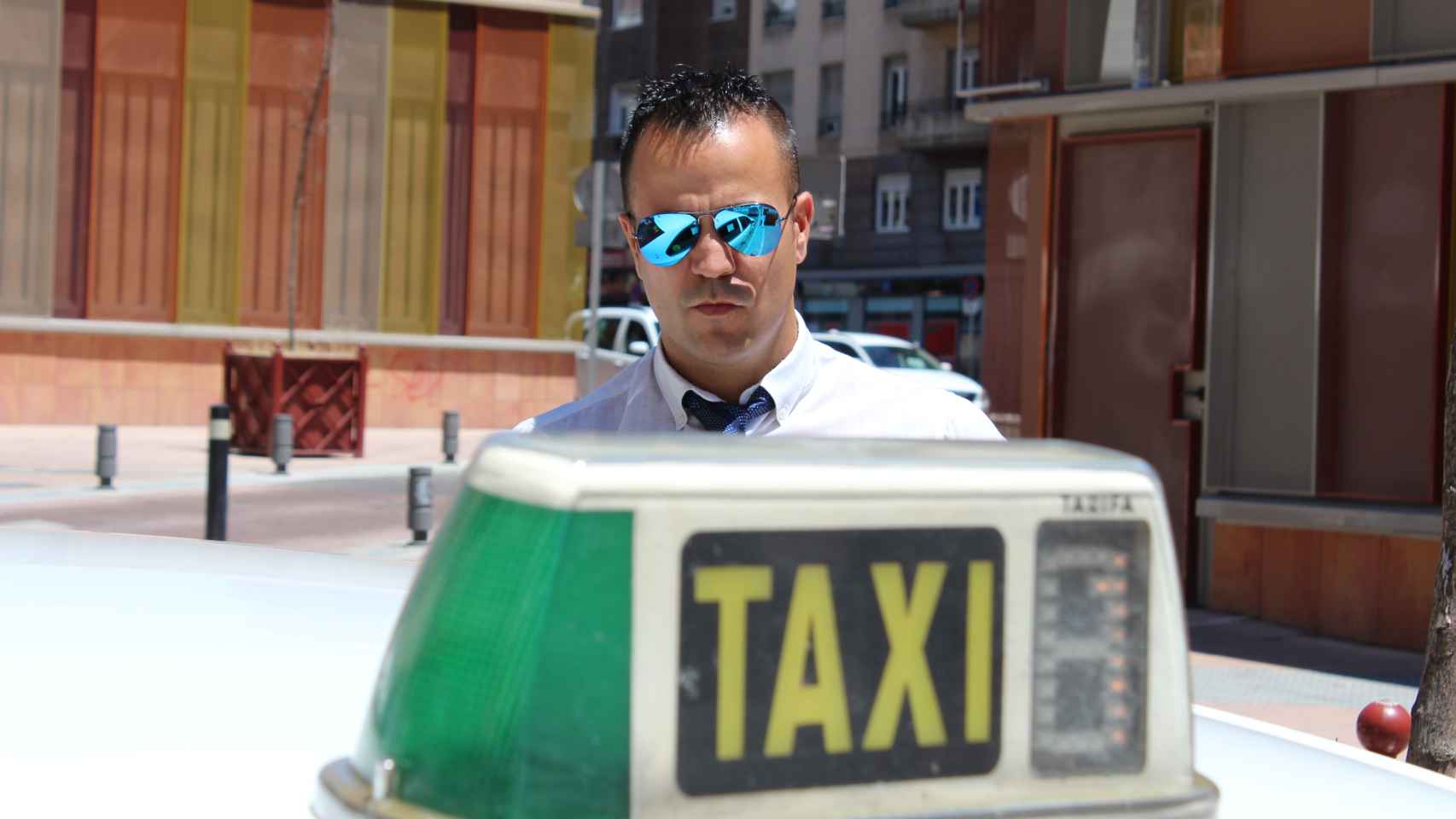 Apatrullando la ciudad en el taxi del Peseto loco: No soy un nazi