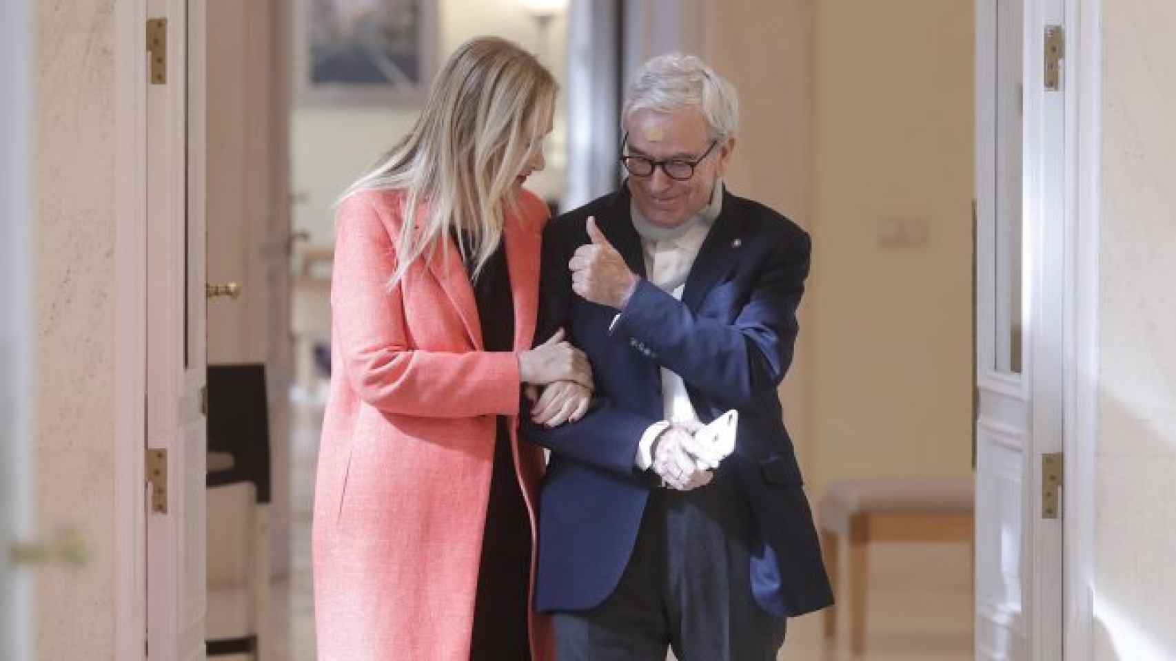 Cristina Cifuentes, presidenta de la Comunidad de Madrid, y Francisco Luzón el día que firmaron el convenio sobre la ELA