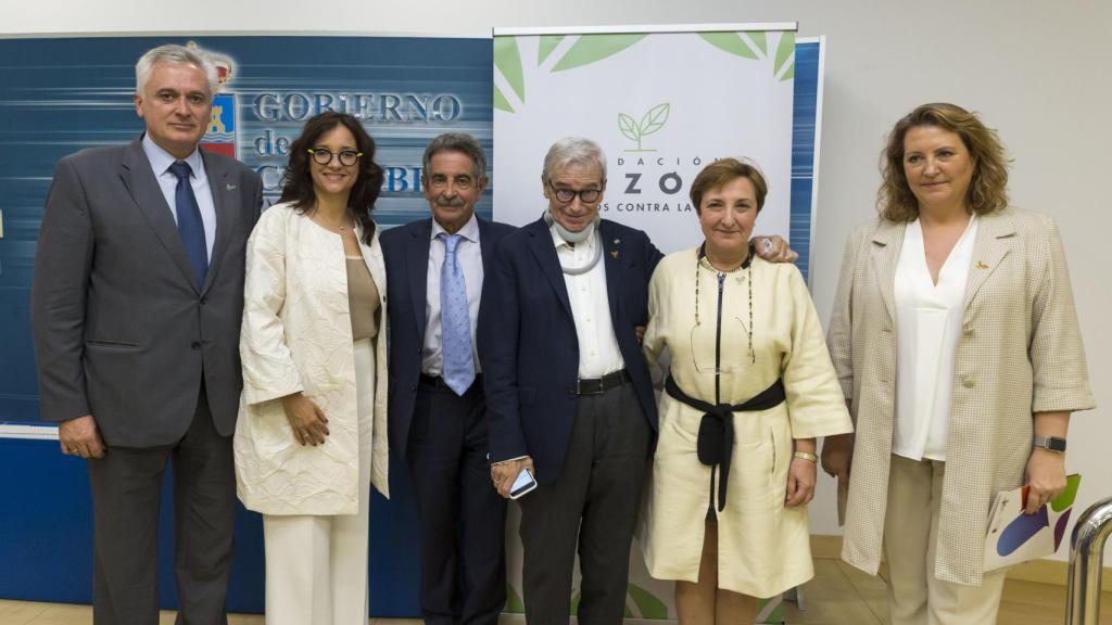 Francisco Luzón, en el centro, junto a Miguel Ángel Revilla, presidente de Cantabria, tras suscribir el acuerdo sobre la ELA.