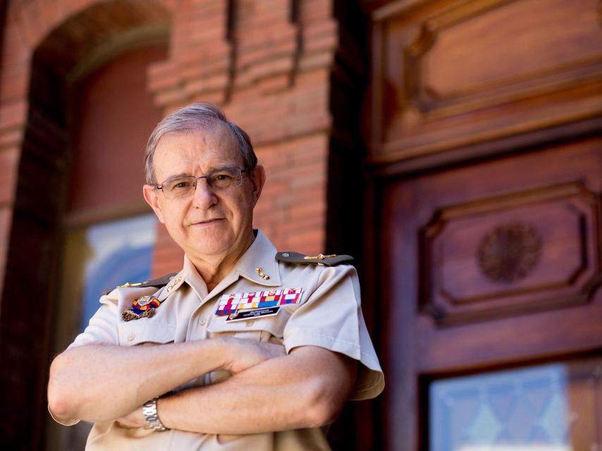 El general Ballesteros posa a la entrada de la sede del CESEDEN.