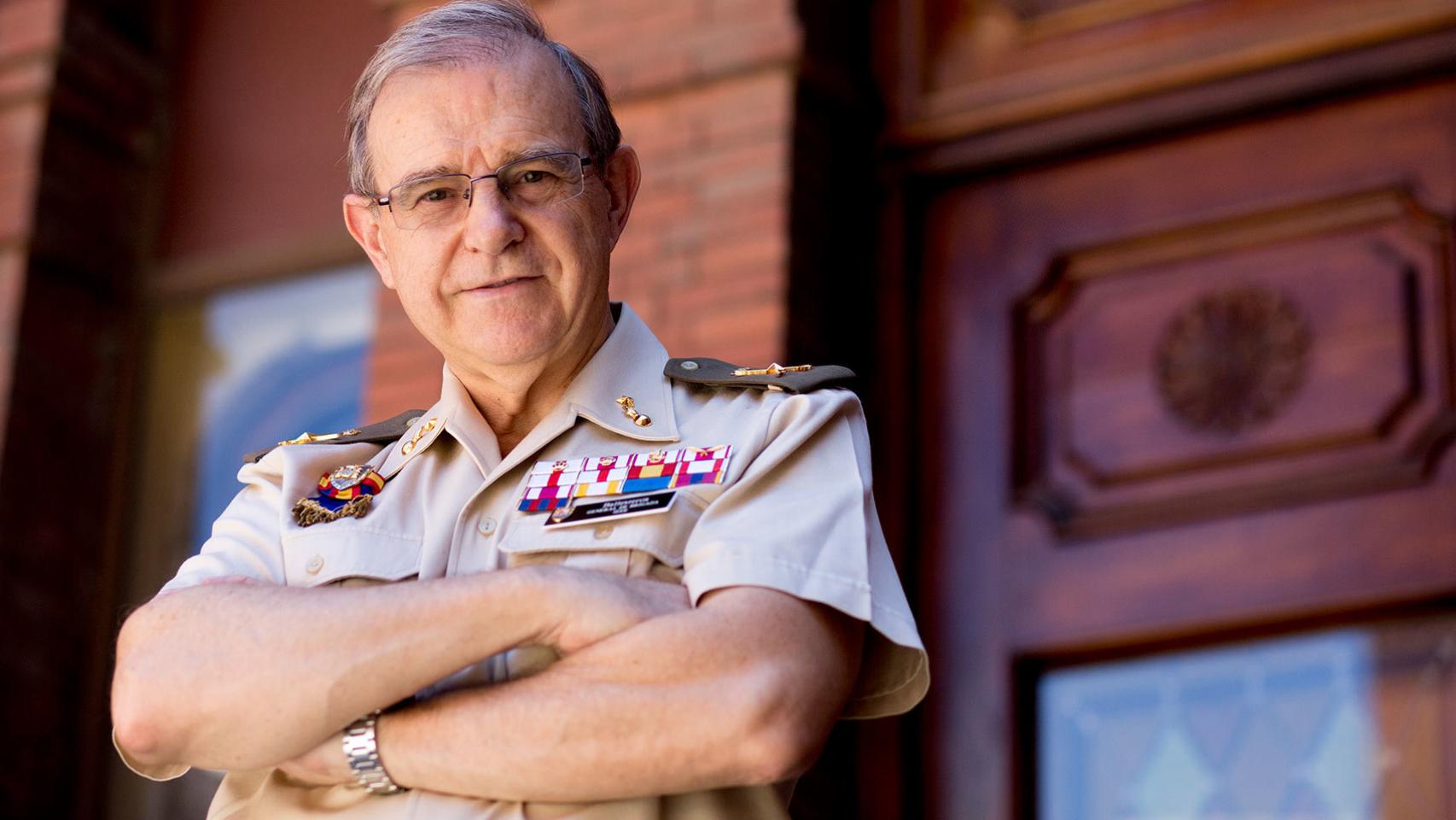 El general Ballesteros posa a la entrada de la sede del CESEDEN.