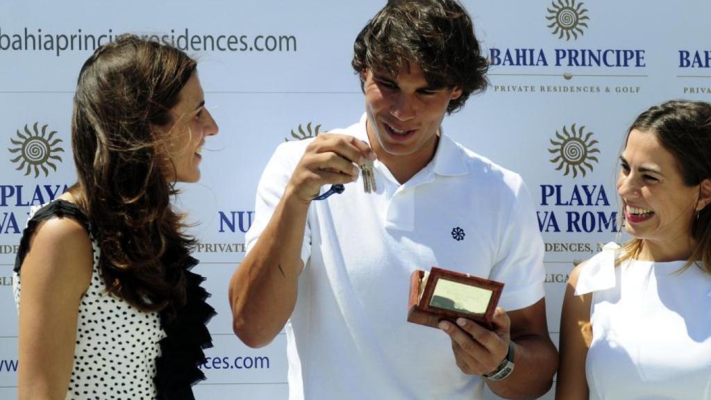 Rafa Nadal con las llaves de su vivienda Bahía Príncipe, entre las hermanas Lydia e Isabel Piñero.