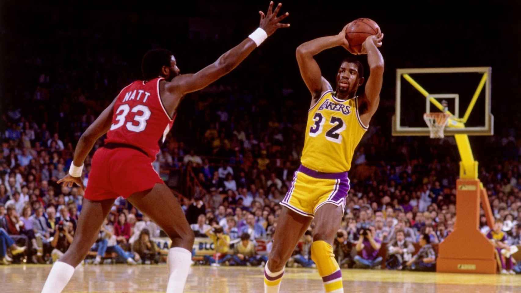 Magic Johnson en un partido con los Lakers.