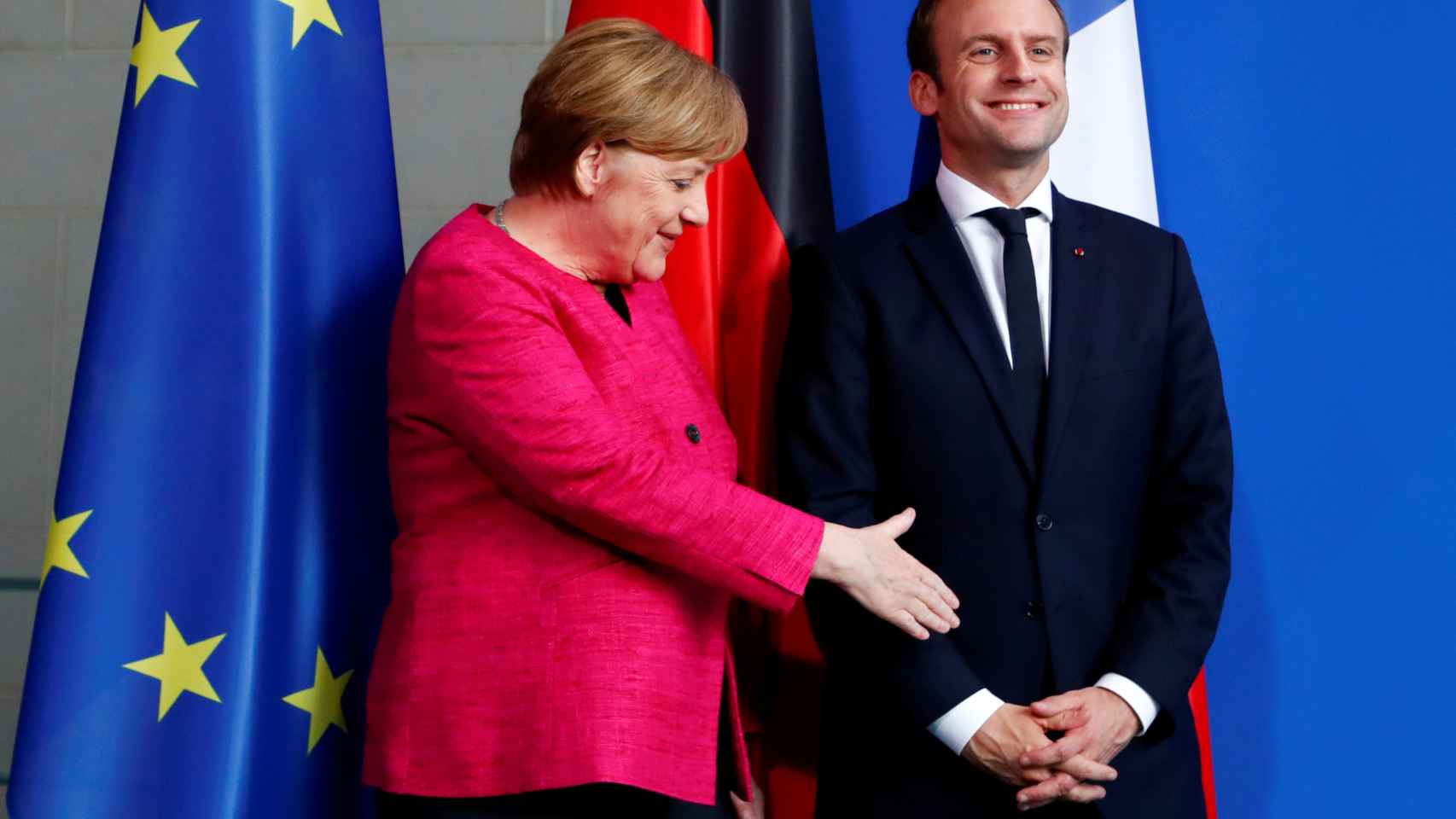 Merkel tiende la mano a Macron durante su encuentro en Berlín