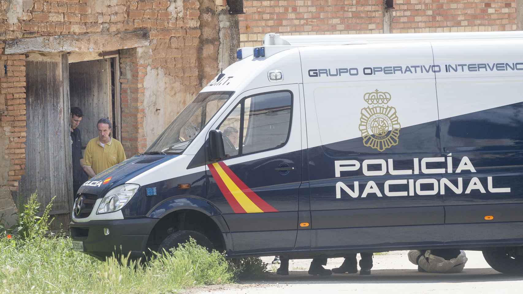 Ángel Ruiz acompañado de varios agentes policiales durante los registros de la semana pasada.