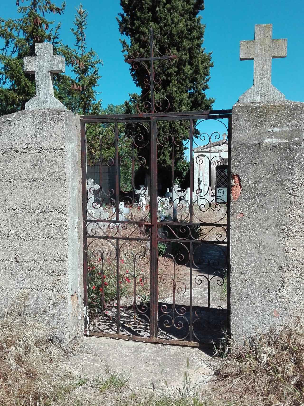 Entrada lateral al pequeño cementerio de La Puerta de Bureba (Burgos), donde está enterrado Salvador Barrio.