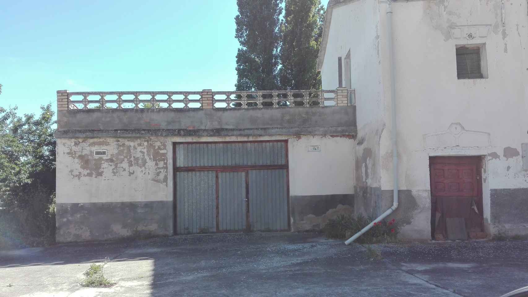 Tras esa puerta escondió Ángel Ruiz el Peugeot 205 con el que atropelló mortalmente a una anciana de 85 años.