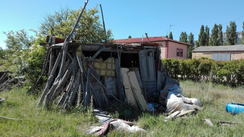 La Policía Nacional también registró esta especie de cabaña de madera.