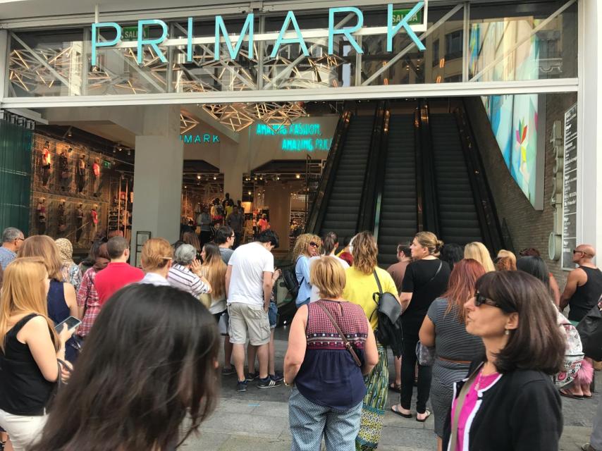 Decenas de personas se agolpan a las puertas del Primark de Gran Vía este viernes, en Madrid.