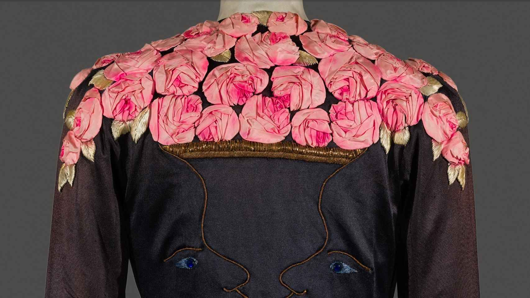 Vestido de Elsa Schiaparelli, con bordado de inspiración  surrealista.