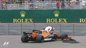 Fernando Alonso se retira de su coche tras romper el motor.