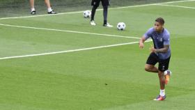 Mariano remata de cabeza. Foto Lucía Contreras  El Bernabéu