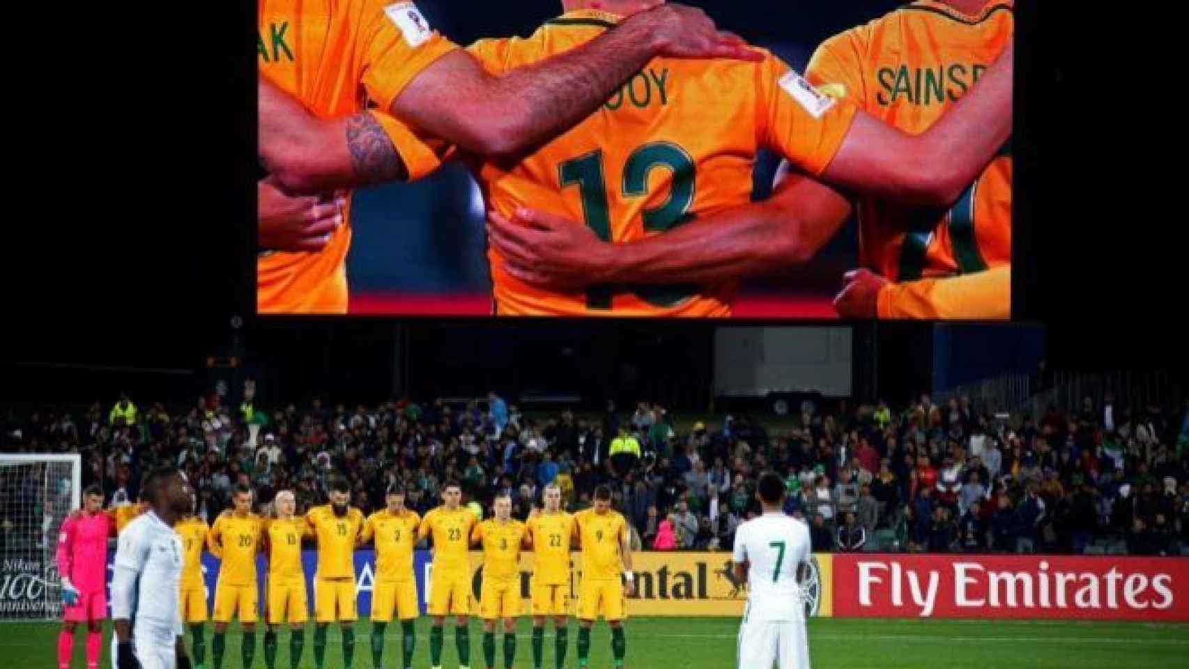 Las selecciones de Australia y Arabia Saudí durante el minuto de silencio.