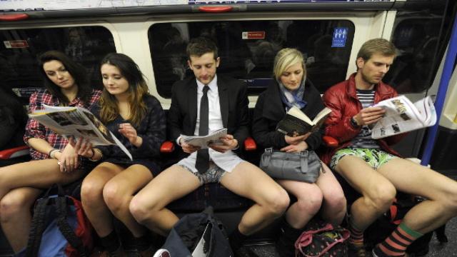 Un hombre en pleno 'manspreading' en el Metro.