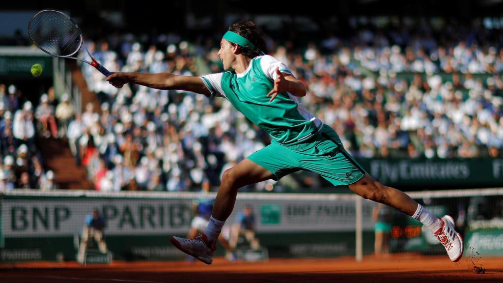 Thiem, devolviendo una pelota ante Nadal.