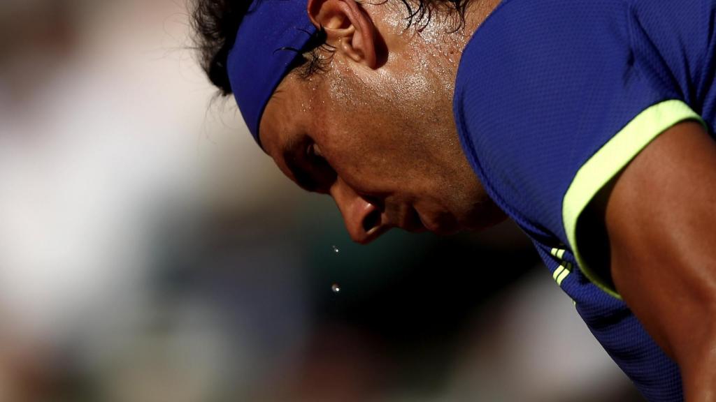 Nadal, sacando durante un partido en Roland Garros.