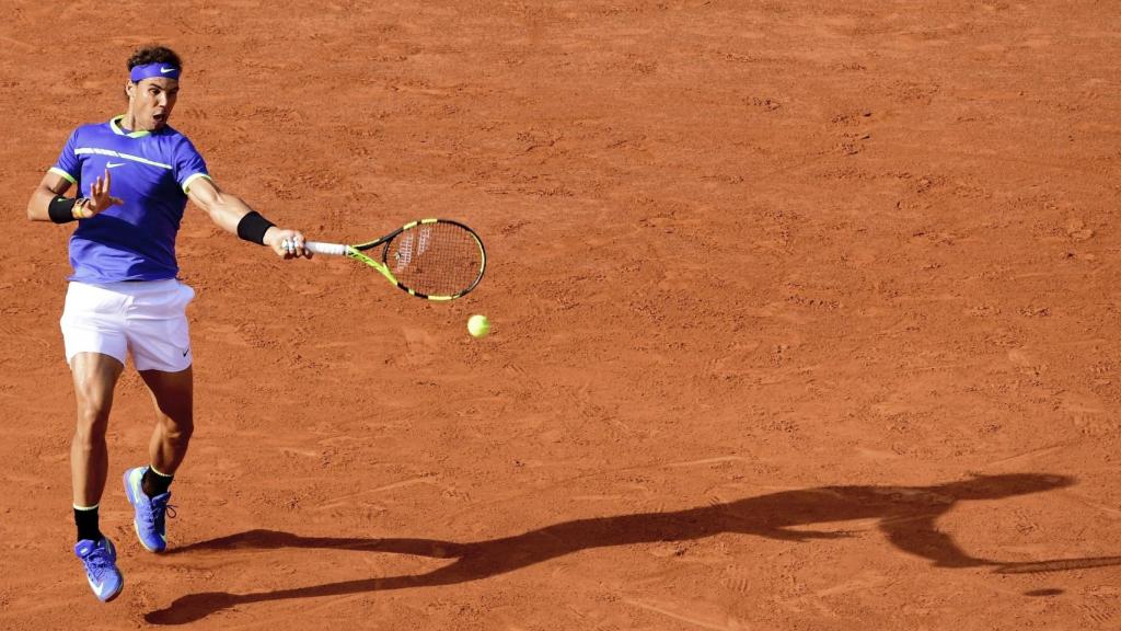 Nadal, tirando con su drive en Roland Garros.