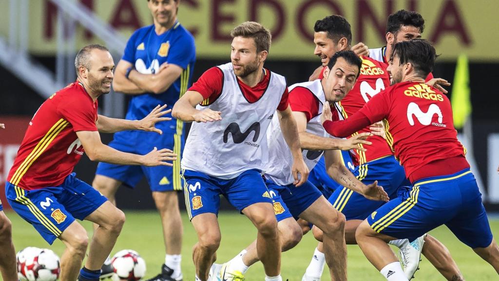 Alguno de los jugadores de la selección en el entrenamiento del sábado en Skopje.