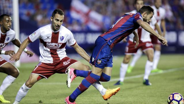 Una imagen del duelo entre Levante y Huesca.