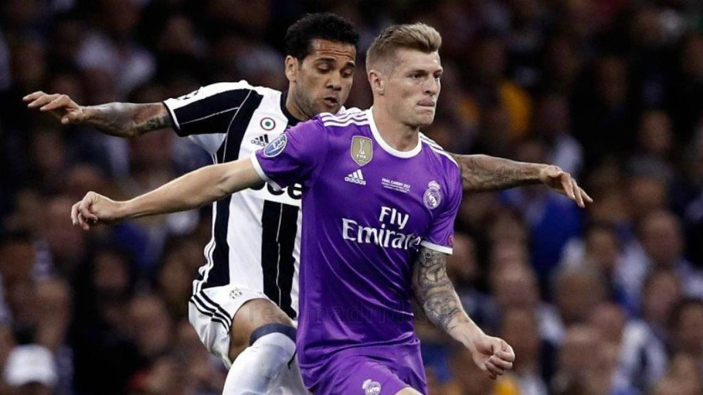 Dani Alves lucha con Kroos