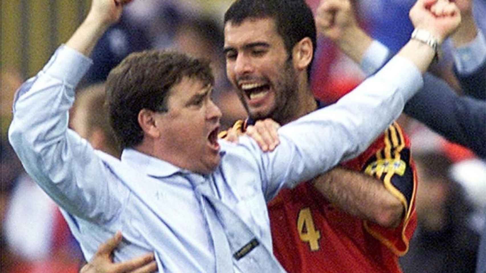 El abrazo de Camacho y Guardiola en 2000.
